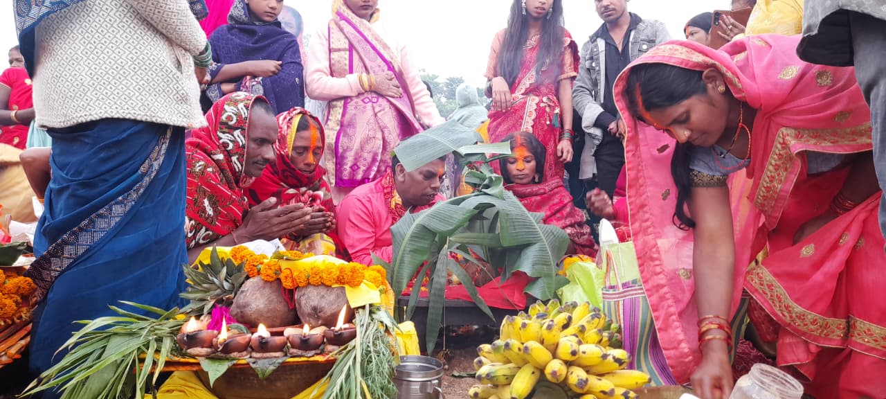 पूजा करती छठब्रतियां पूजा करती छठब्रतियां