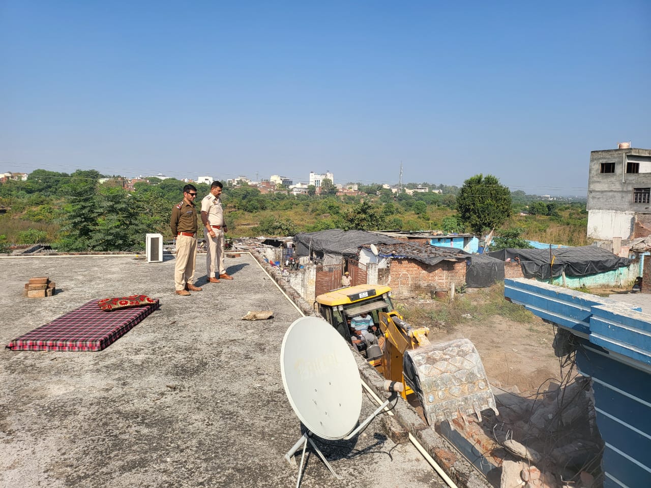 नशा तस्करों की संपत्ति पर चलाई गई जेसीबी।