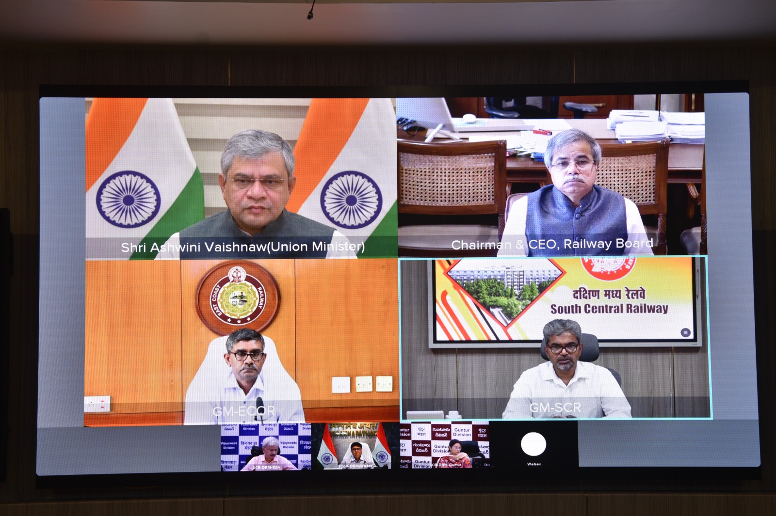 समीक्षा बैठक करते रेल मंत्री अश्वनी वैष्णव