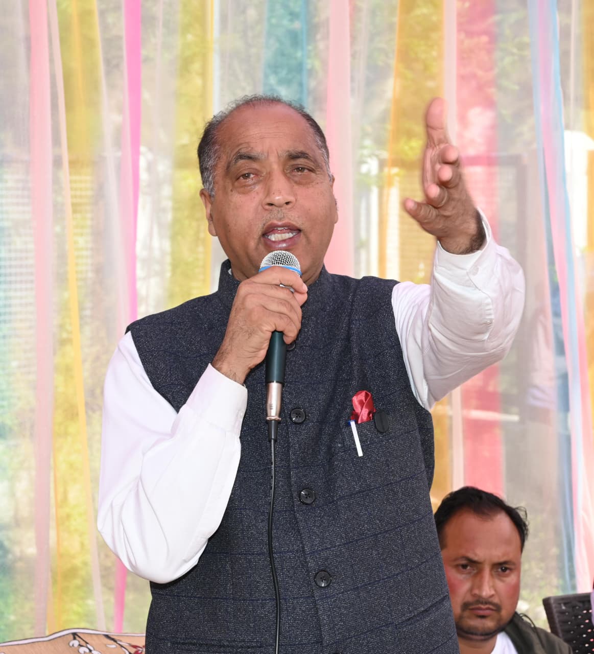 जयराम ठाकुर बालीचौकी में आपदा पीड़ितों को संबोधित करते हुए।