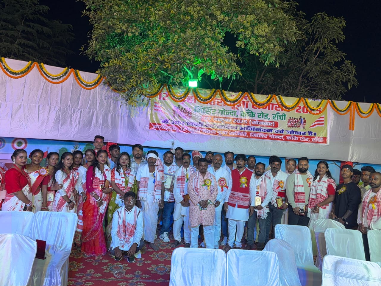 कार्यक्रम में जुटे कृष्णा उरांव समेत समाज के लोग कार्यक्रम में जुटे कृष्णा उरांव समेत समाज के लोग