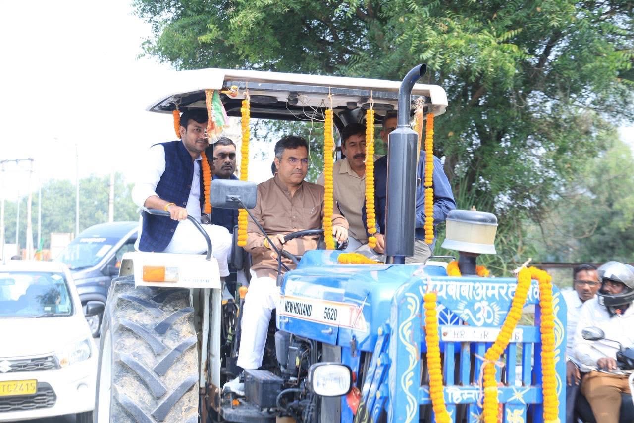 दिल्ली लोक निर्माण विभाग के मंत्री प्रवेश साहिब सिंह ने बुधवार को छावला वार्ड में ट्रैक्टर चलाते हुए दिल्ली लोक निर्माण विभाग के मंत्री प्रवेश साहिब सिंह ने बुधवार को छावला वार्ड में ट्रैक्टर चलाते हुए