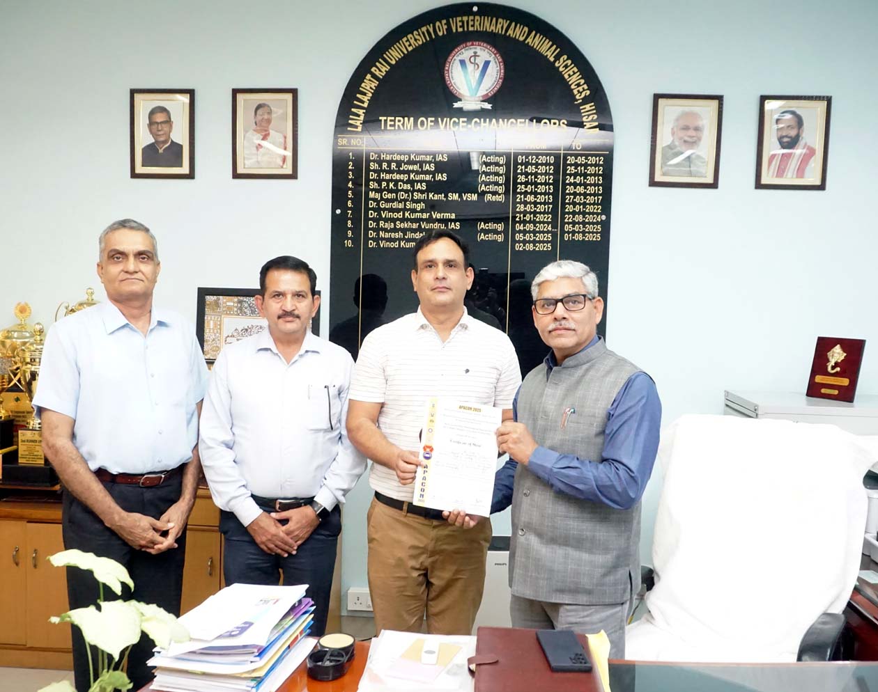 डॉ. मानसिंह को सम्मानित करते कुलपति प्रो. विनोद कुमार वर्मा। डॉ. मानसिंह को सम्मानित करते कुलपति प्रो. विनोद कुमार वर्मा।