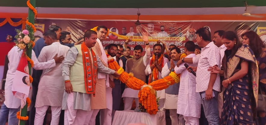 मंच पर मौजूद अतिथि मंच पर मौजूद अतिथि