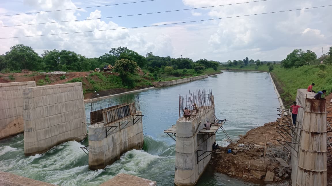 रुद्री बराज के पास मुख्य नहर पर बन रहा नया पुल