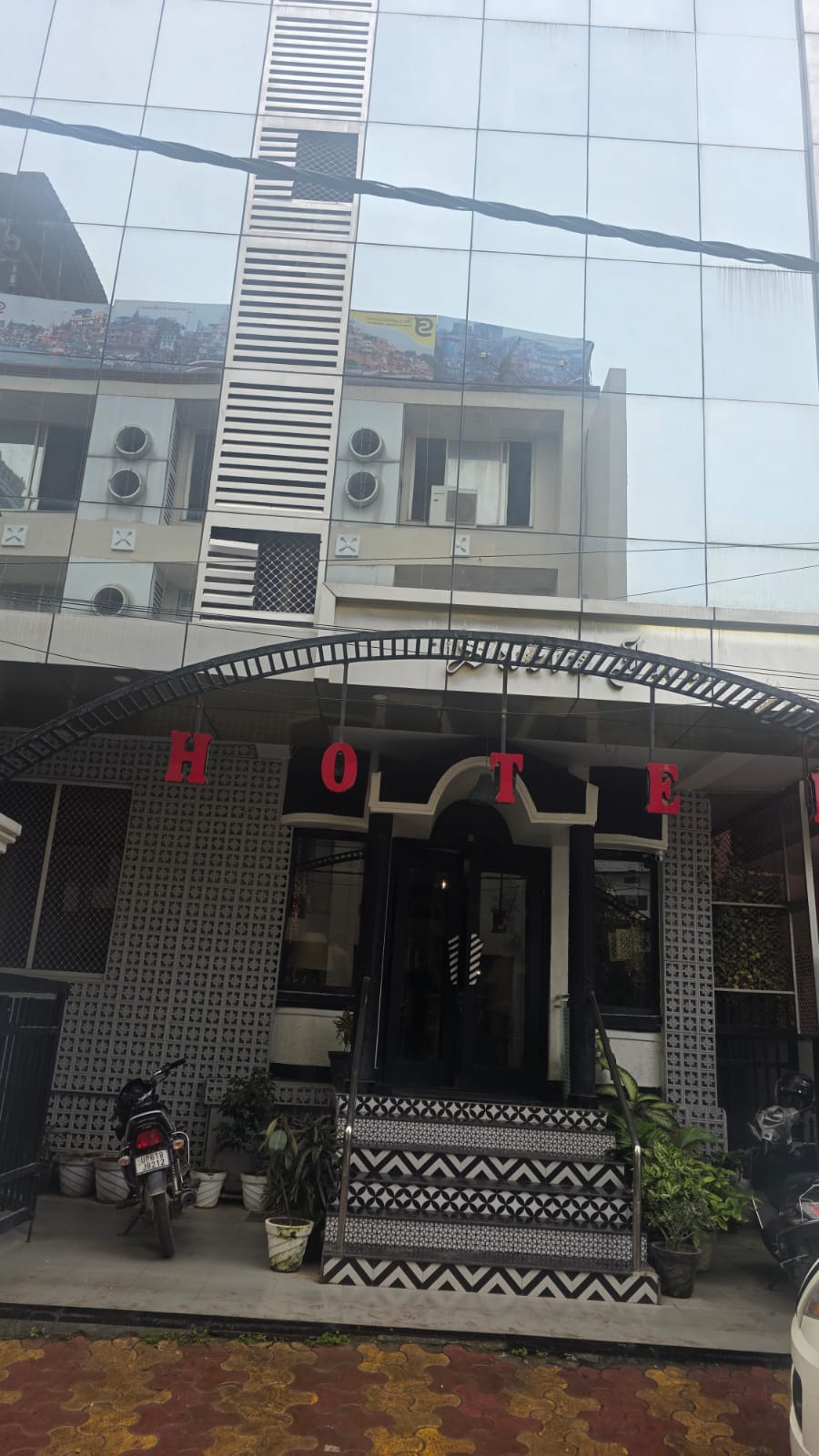 इस होटल में हुइ छापेमारी इस होटल में हुइ छापेमारी