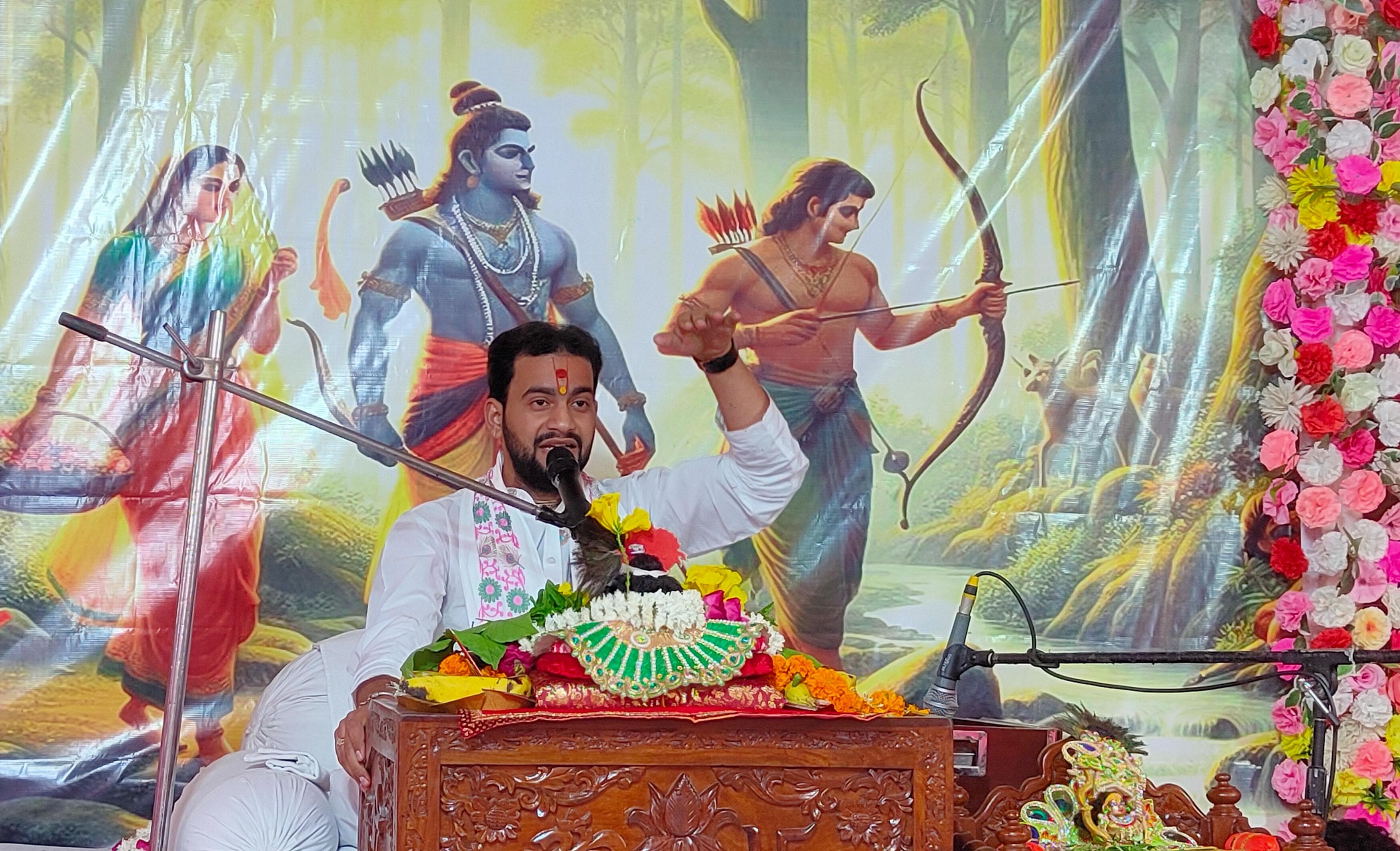 पुलिस लाइन मंदिर में आयोजित संगीतमय नवदिवसीय श्री राम कथा का श्रवण कराते आचार्य व्योम त्रिपाठी। पुलिस लाइन मंदिर में आयोजित संगीतमय नवदिवसीय श्री राम कथा का श्रवण कराते आचार्य व्योम त्रिपाठी।