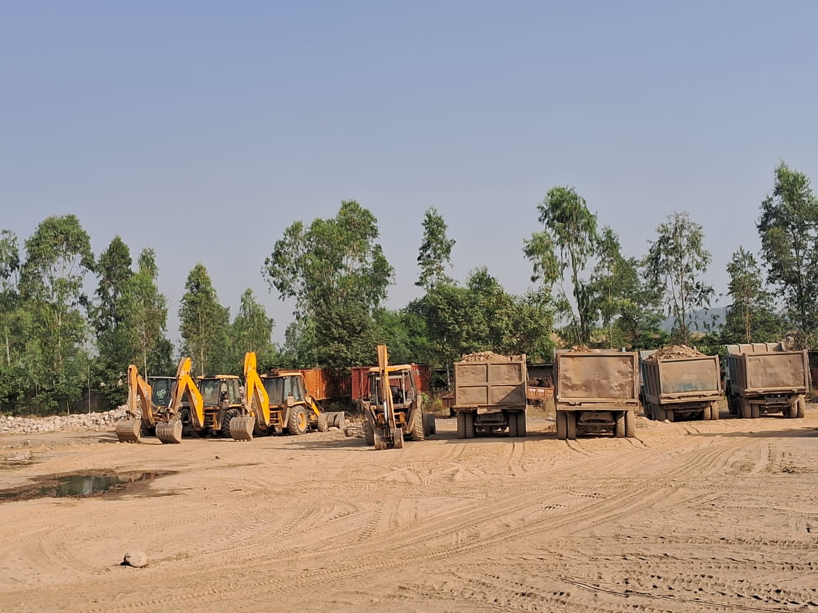 पकड़े गए वाहन।