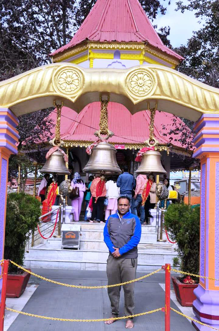 नयना देवी मंदिर में दर्शन कर आशीर्वाद लेते एसएसपी डॉ. मंजूनाथ टीसी। नयना देवी मंदिर में दर्शन कर आशीर्वाद लेते एसएसपी डॉ. मंजूनाथ टीसी।