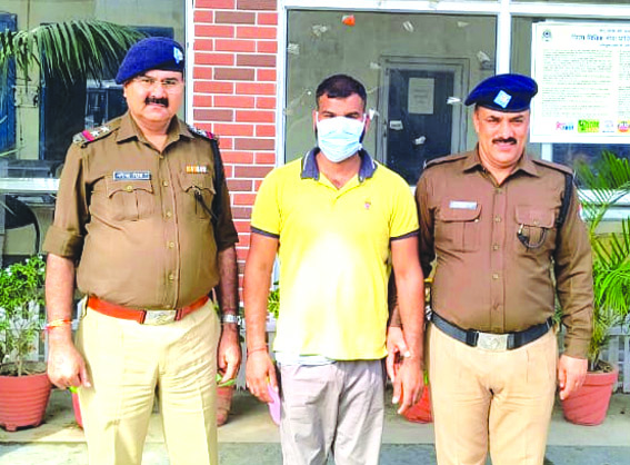 पुलिस गिरफ्त में आरोपित पुलिस गिरफ्त में आरोपित