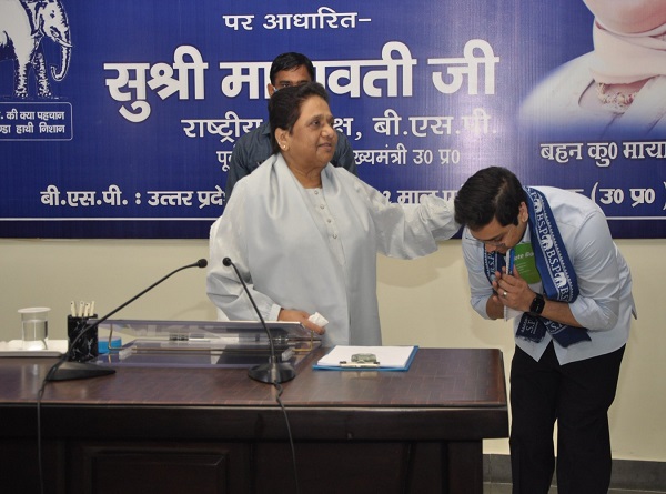 बैठक को संबोधित करती बसपा प्रमुख मायावती बैठक को संबोधित करती बसपा प्रमुख मायावती