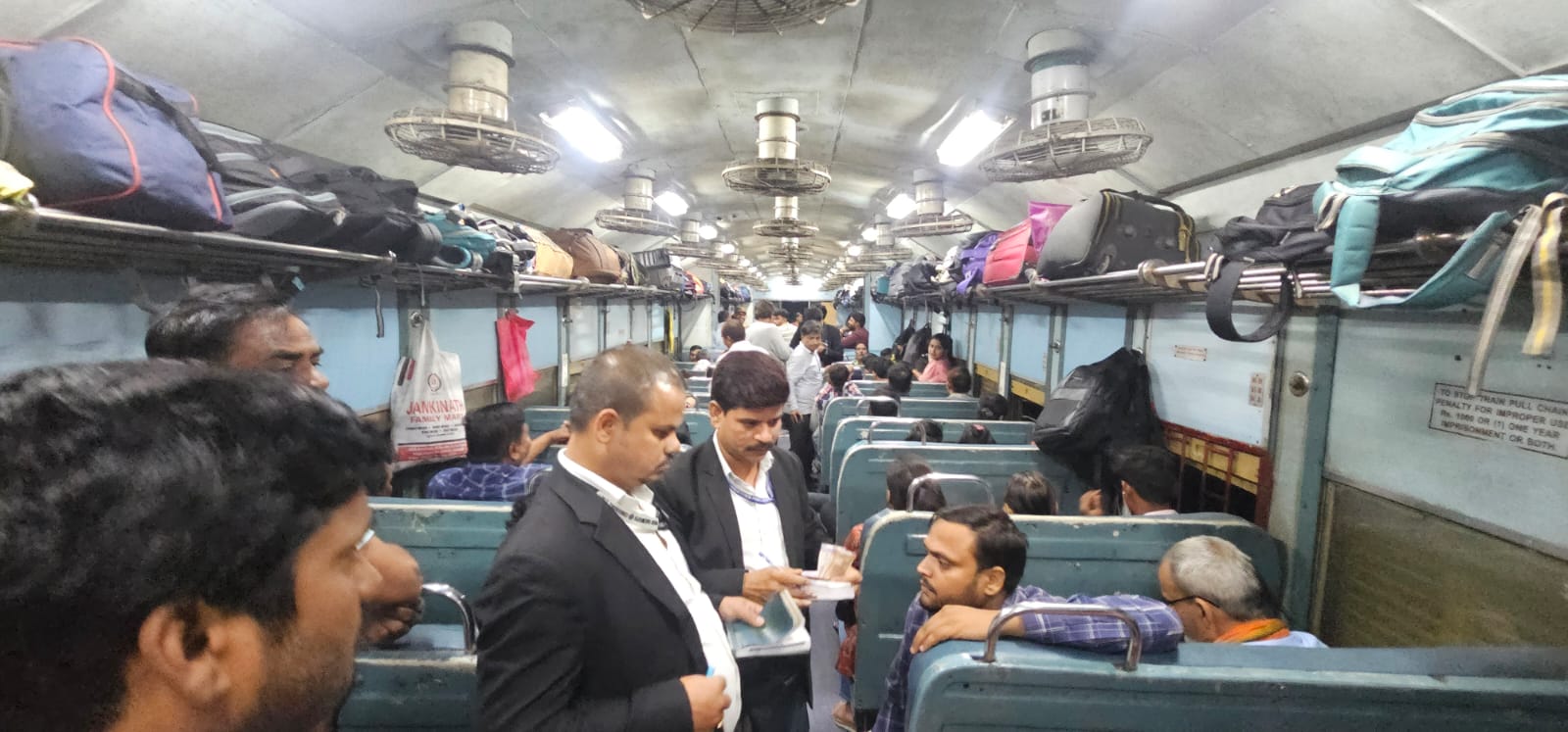 टिकट चेक करते रेलवे स्टाप टिकट चेक करते रेलवे स्टाप