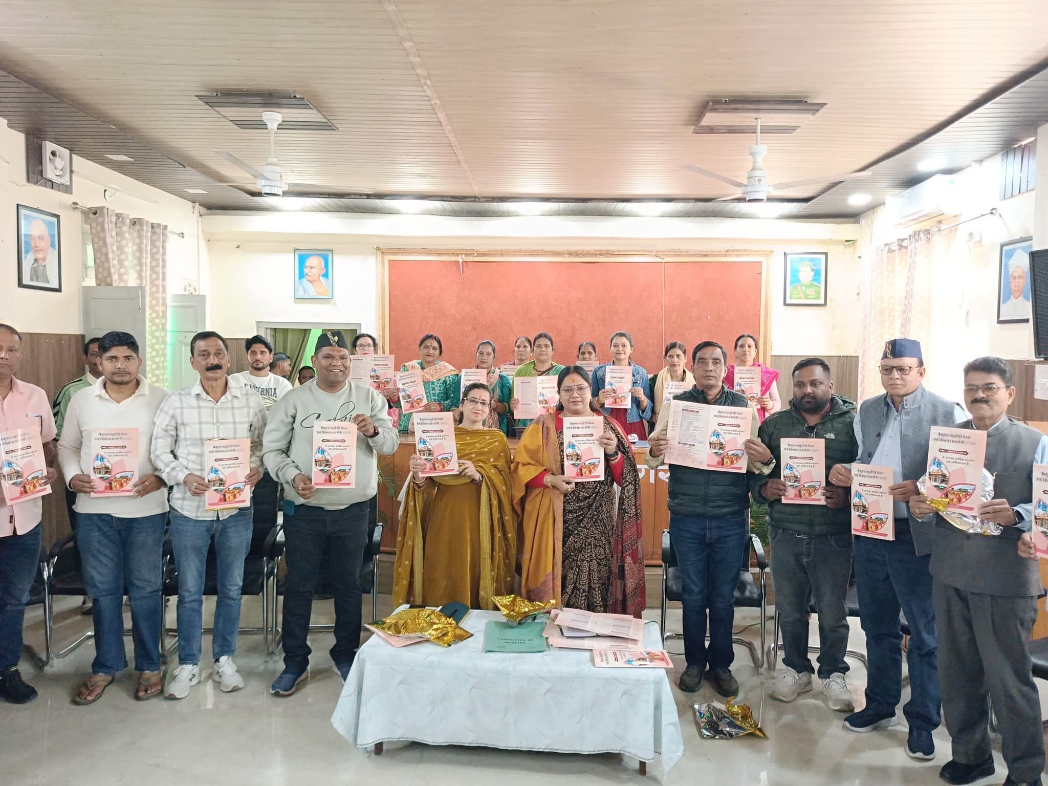 श्रीनगर मैं होने वाले बैकुंठ चतुर्दशी मेला कार्यक्रम जारी करते मेयर व अन्य श्रीनगर मैं होने वाले बैकुंठ चतुर्दशी मेला कार्यक्रम जारी करते मेयर व अन्य