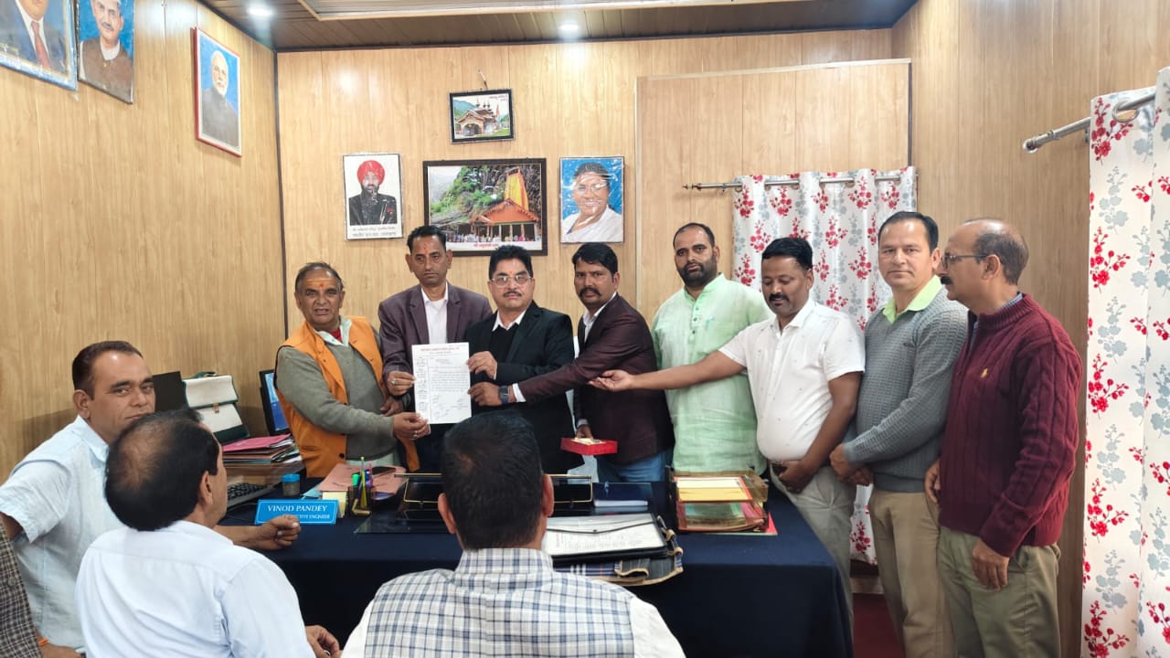 ठेकेदार यूनियन ने शिष्टमंडल ने के साथ  अधिकारियों से चर्चा ठेकेदार यूनियन ने शिष्टमंडल ने के साथ  अधिकारियों से चर्चा