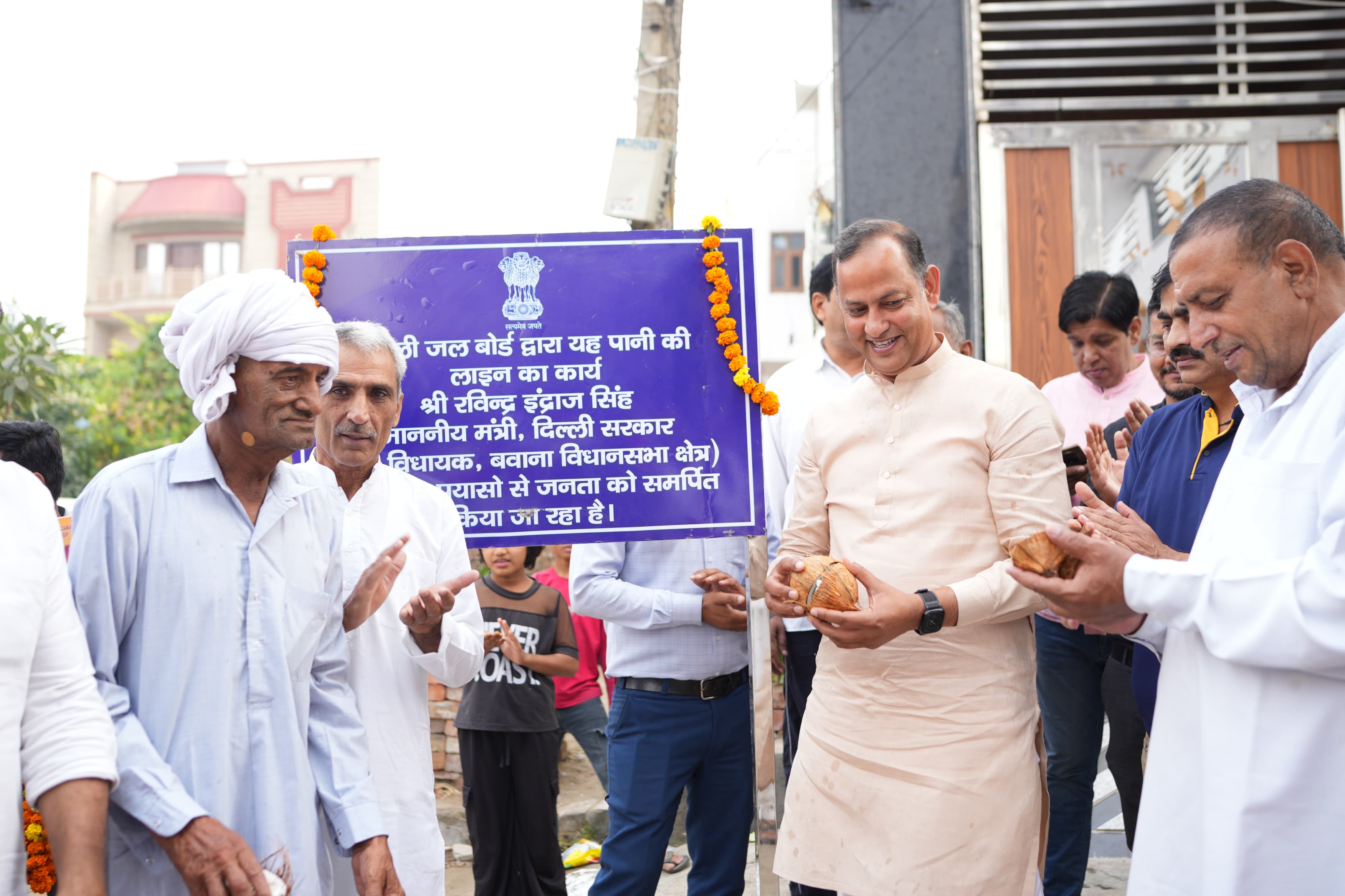 समाज कल्याण मंत्री रविंद्र इंद्राज बुधवार को बवाना गांव में दिल्ली जल बोर्ड की नई परियोजना का उद्घाटन करते हुए समाज कल्याण मंत्री रविंद्र इंद्राज बुधवार को बवाना गांव में दिल्ली जल बोर्ड की नई परियोजना का उद्घाटन करते हुए