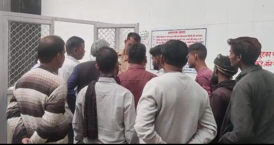 अस्पताल के बाहर मौजूद भीड़ अस्पताल के बाहर मौजूद भीड़