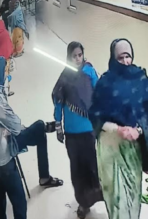 शिवपुरी: जिला अस्पताल से बच्ची चोरी, मौका मिलते ही नवजात को उठाकर ले गई महिला, घटना सीसीटीवी में कैद शिवपुरी: जिला अस्पताल से बच्ची चोरी, मौका मिलते ही नवजात को उठाकर ले गई महिला, घटना सीसीटीवी में कैद