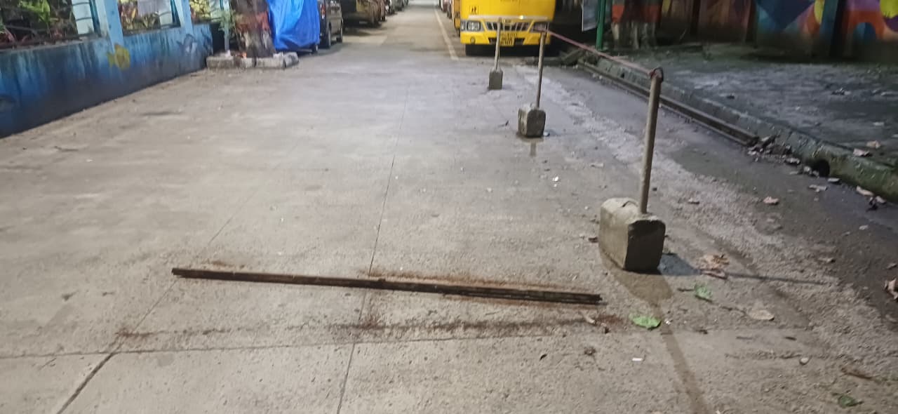 The iron arch due to negligence The iron arch due to negligence