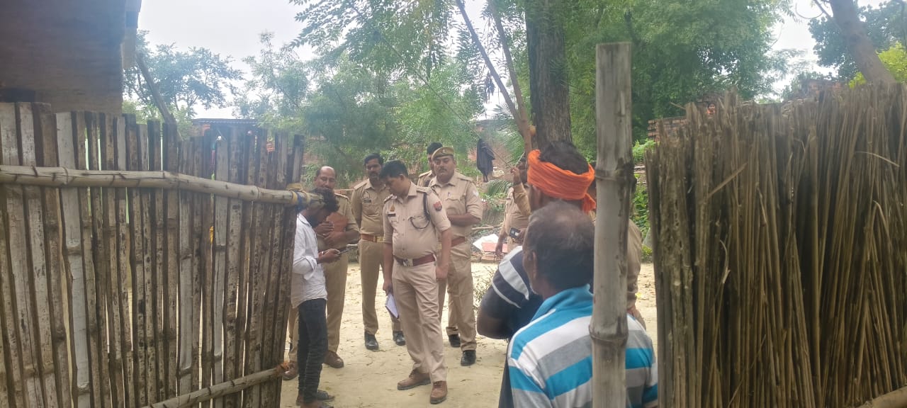 मौके पर पहुंची पुलिस जांच पड़ताल करते हुए मौके पर पहुंची पुलिस जांच पड़ताल करते हुए