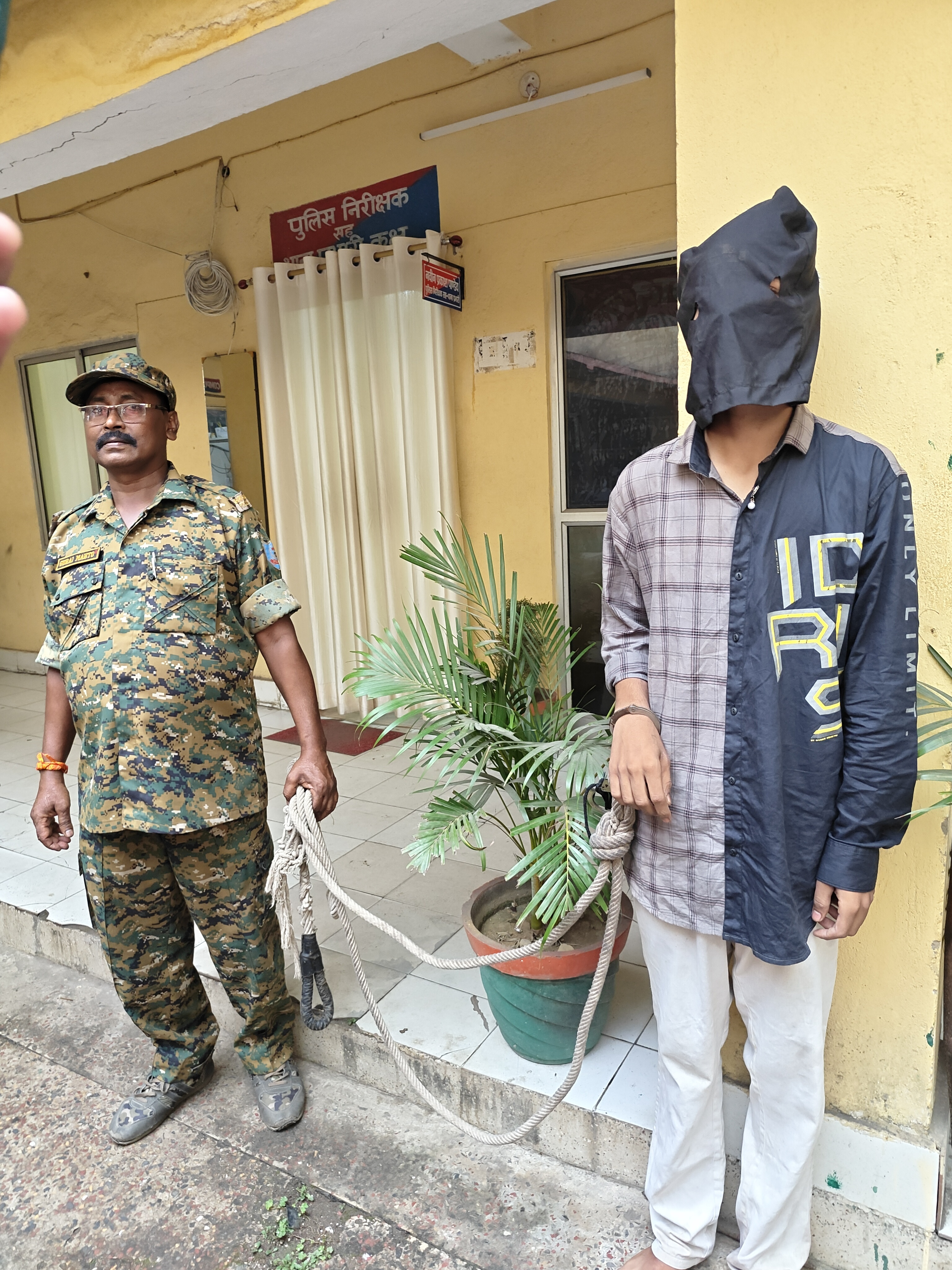 गिरफ्तार चोर गिरफ्तार चोर