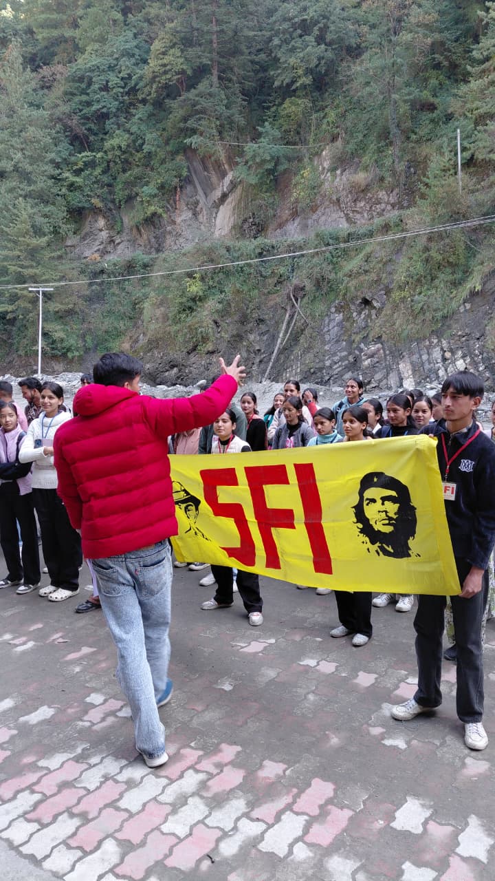 मंडी के लंबाथाच कालेज में धरना प्रदर्शन करते एसएफआई के कार्यकर्ता। मंडी के लंबाथाच कालेज में धरना प्रदर्शन करते एसएफआई के कार्यकर्ता।
