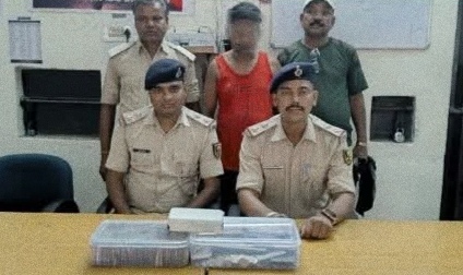 अररिया फोटो:गिरफ्तार आरोपी के साथ पुलिस अररिया फोटो:गिरफ्तार आरोपी के साथ पुलिस