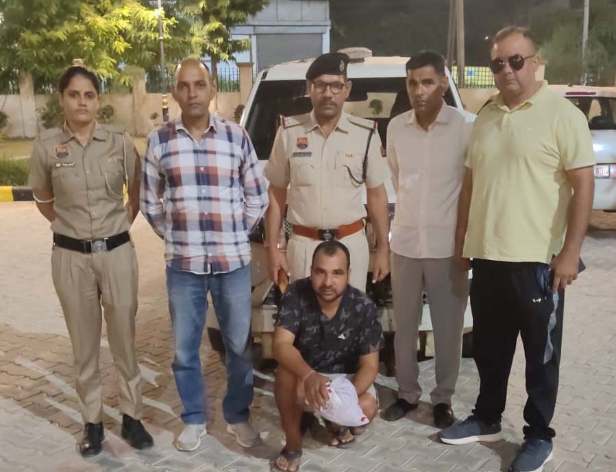 पुलिस गिरफ्त में अफीम तस्कर।