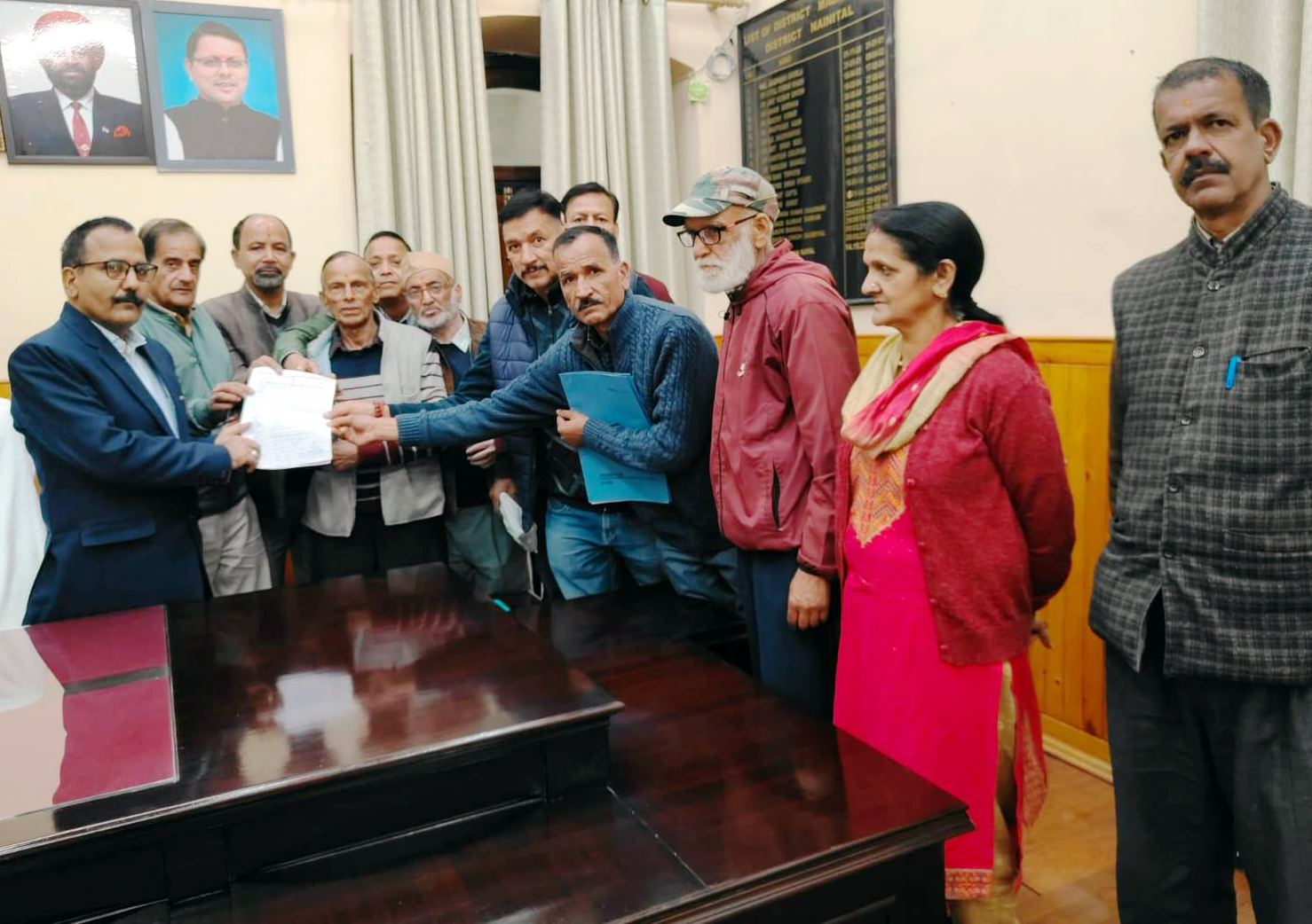 मुख्यमंत्री को संबोधित ज्ञापन डीएम को सोंपते राज्य आंदोलनकारी। मुख्यमंत्री को संबोधित ज्ञापन डीएम को सोंपते राज्य आंदोलनकारी।