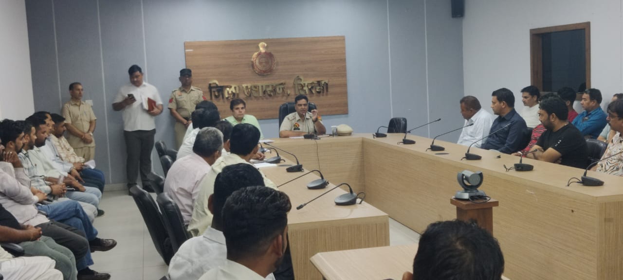 मेडिकल संचालकों की बैठक लेते एसपी दीपक सहारण। मेडिकल संचालकों की बैठक लेते एसपी दीपक सहारण।