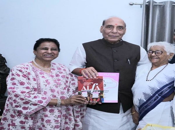 देश के  रक्षा मंत्री राजनाथ सिंह के साथ अल्फा पाथ आंदोलन की संस्थापक डॉ. सुनीता गांधी