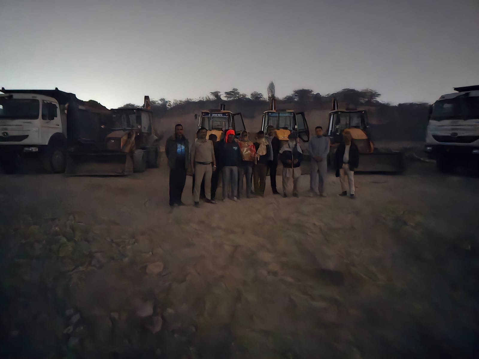 अवैध खनन में पकड़े गए वाहन।