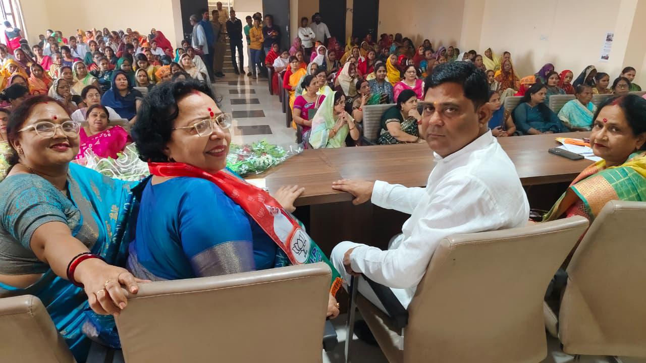 महिला आयोग की अध्यक्ष और भाजपा जिला अध्यक्ष की फोटो