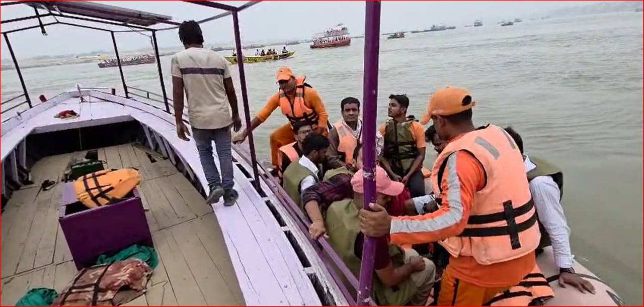 यात्रियों को बचाते एनडीआएफ के बचावकर्मी यात्रियों को बचाते एनडीआएफ के बचावकर्मी