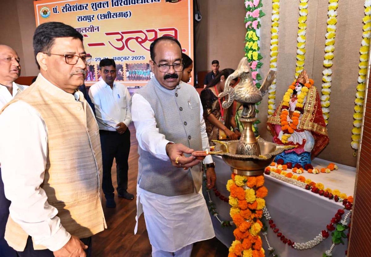 उप मुख्यमंत्री अरुण साव दीप प्रज्वलित  कर  युवा उत्सव का  शुभारंभ करते