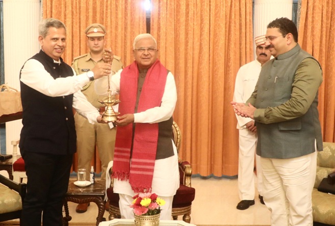 राज्यपाल मंगुभाई पटेल को गोवा के सूचना एवं प्रचार विभाग के निदेशक दीपक बांडेकर ने स्मृति चिन्ह भेंट किया राज्यपाल मंगुभाई पटेल को गोवा के सूचना एवं प्रचार विभाग के निदेशक दीपक बांडेकर ने स्मृति चिन्ह भेंट किया