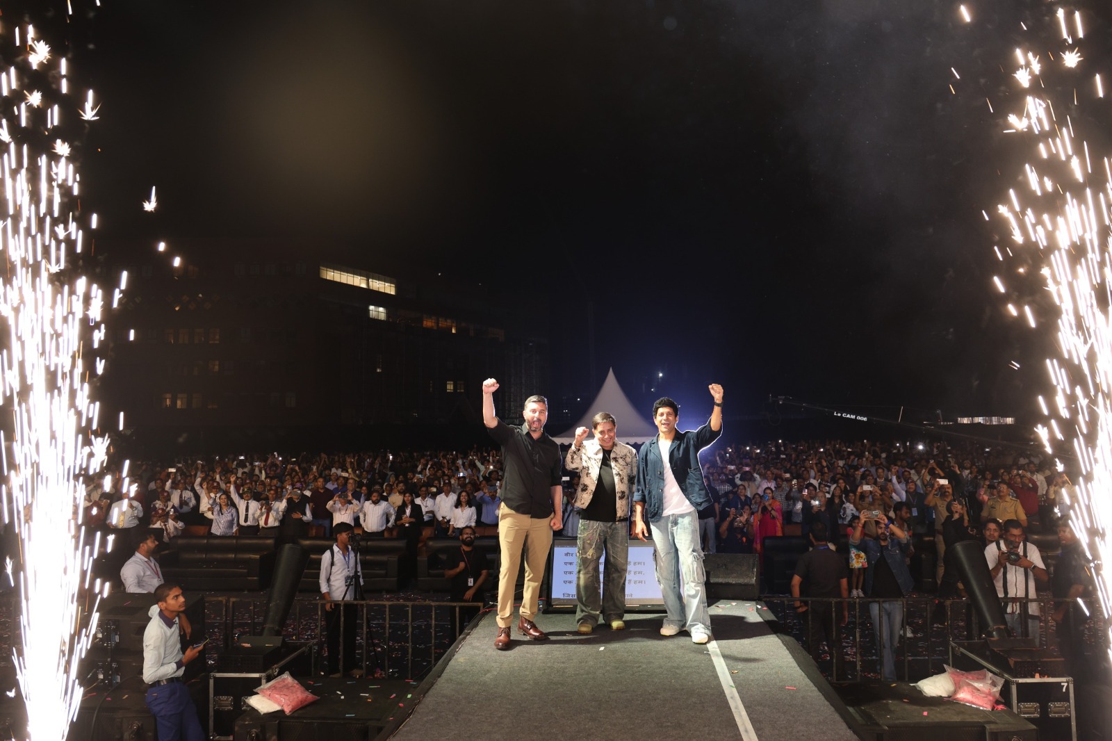 गाना लांच के दौरान  चीयर करते अभिनेता फरहान खान और गायक सुखविंदर सिंह गाना लांच के दौरान  चीयर करते अभिनेता फरहान खान और गायक सुखविंदर सिंह