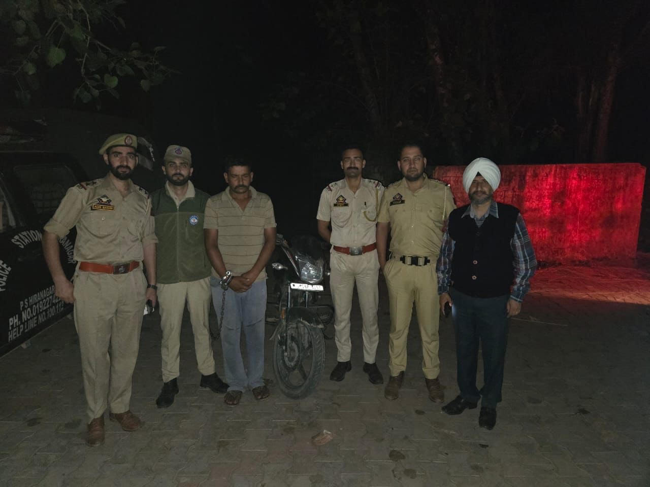 A drug smuggler was arrested with 5.88 grams of chitta.