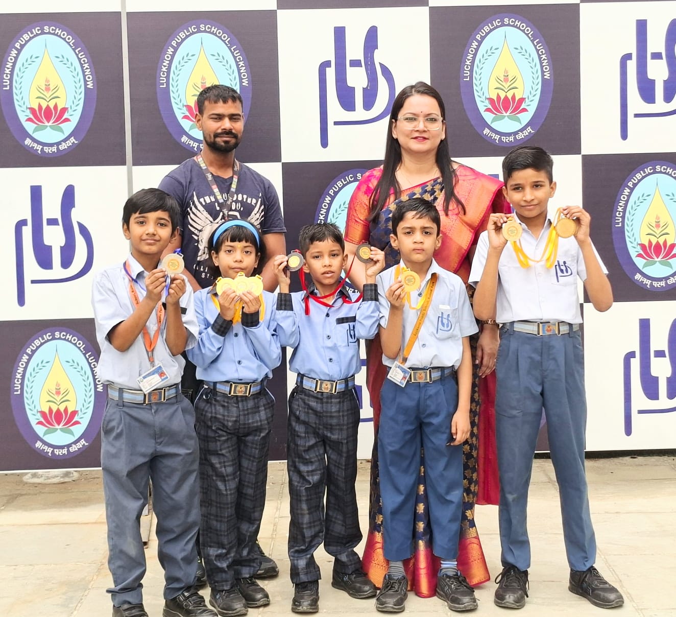 प्रतियोगिता में स्वर्ण पदक विजेता प्रतिभागी एवं स्कूल प्रबंधन प्रतियोगिता में स्वर्ण पदक विजेता प्रतिभागी एवं स्कूल प्रबंधन