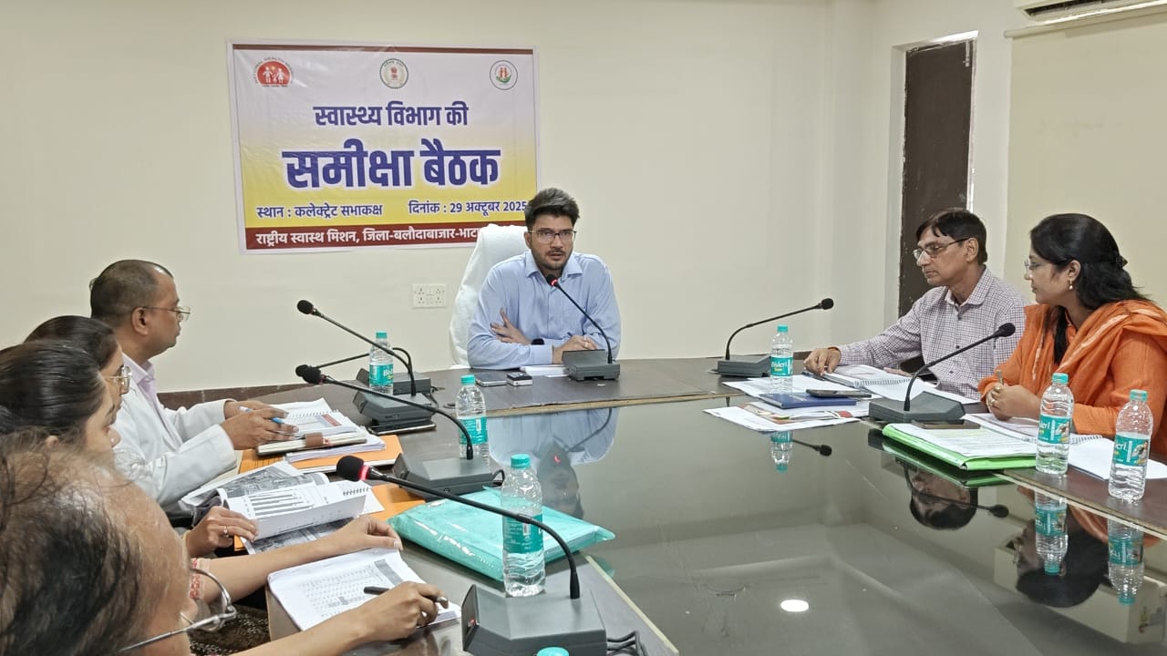 कलेक्टर दीपक सोनी स्वास्थ्य विभाग के अधिकारियो की बैठक लेते