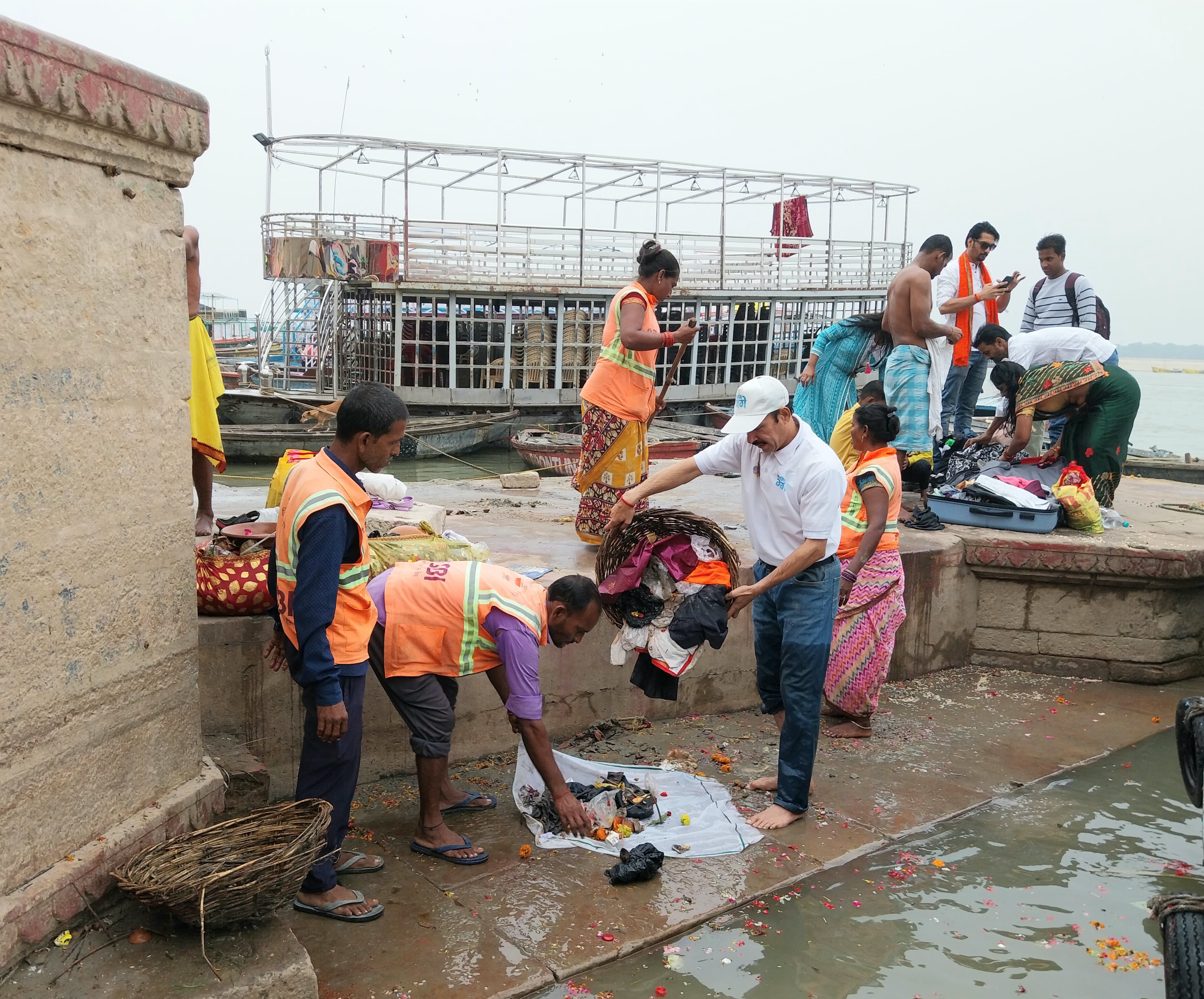 गंगाघाटों पर स्वच्छता अभियान गंगाघाटों पर स्वच्छता अभियान