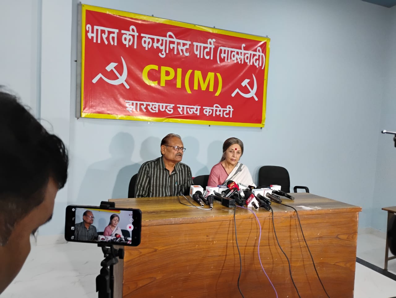 प्रेस वार्ता में वृंदा करात