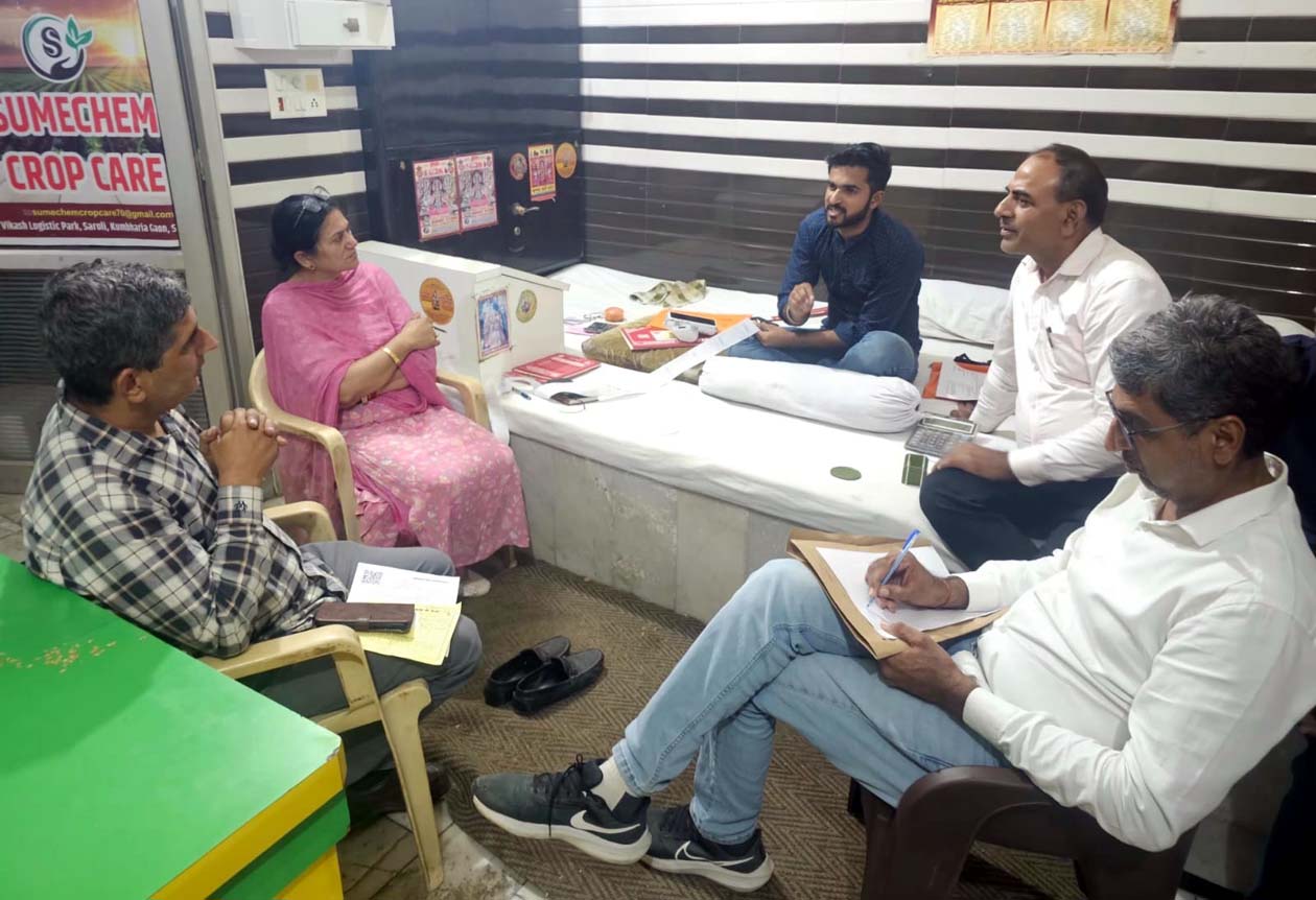 जांच करते सीएम फ्लाइंग टीम। जांच करते सीएम फ्लाइंग टीम।