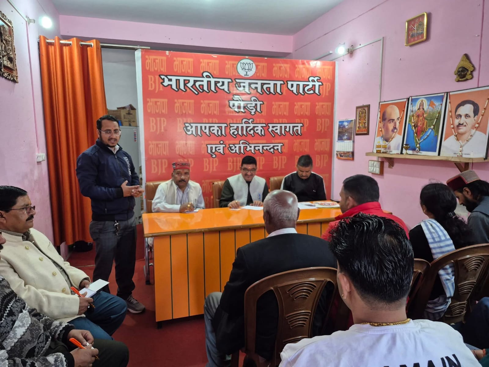 ईगास पर्व की तैयारी की बैठक लेते भाजपा जिला अध्यक्ष ईगास पर्व की तैयारी की बैठक लेते भाजपा जिला अध्यक्ष