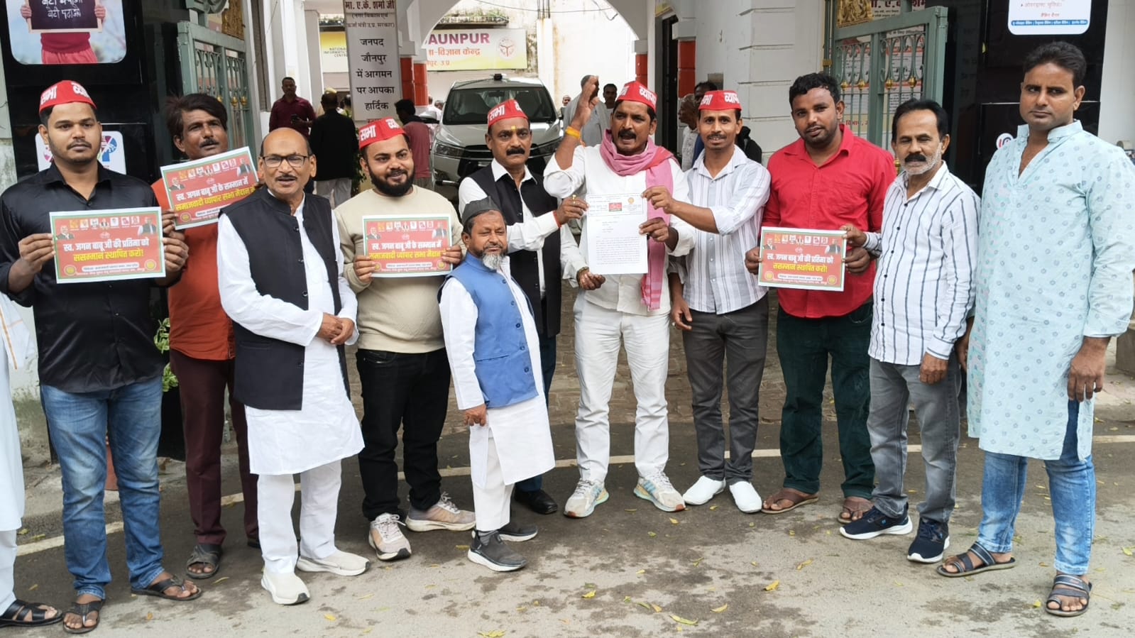 के आधार पर हटाना दुर्भाग्यपूर्ण है। सभा ने इसे वैश्य समाज विरोधी कदम करार दिया है। समाजवादी व्यापार सभा ने उत्तर प्रदेश सरकार और सीतापुर जिला प्रशासन से तत्काल स्व० जगन्नाथ प्रसाद अग्रवाल की प्रतिमा को सम्मानपूर्वक उसके नियत स्थान पर पुनः स्थापित करने की मांग की है। सभा ने चेतावनी दी है कि यदि प्रतिमा को जल्द ही पुनः स्थापित नहीं किया गया, तो समाजवादी पार्टी के राष्ट्रीय अध्यक्ष अखिलेश यादव की सहमति से समाजवादी व्यापार सभा पूरे प्रदेश में सरकार के खिलाफ 'हल्ला बोल' आंदोलन शुरू करने को बाध्य होगी। इसकी पूरी जिम्मेदारी प्रदेश सरकार और जिला प्रशासन की होगी। के आधार पर हटाना दुर्भाग्यपूर्ण है। सभा ने इसे वैश्य समाज विरोधी कदम करार दिया है। समाजवादी व्यापार सभा ने उत्तर प्रदेश सरकार और सीतापुर जिला प्रशासन से तत्काल स्व० जगन्नाथ प्रसाद अग्रवाल की प्रतिमा को सम्मानपूर्वक उसके नियत स्थान पर पुनः स्थापित करने की मांग की है। सभा ने चेतावनी दी है कि यदि प्रतिमा को जल्द ही पुनः स्थापित नहीं किया गया, तो समाजवादी पार्टी के राष्ट्रीय अध्यक्ष अखिलेश यादव की सहमति से समाजवादी व्यापार सभा पूरे प्रदेश में सरकार के खिलाफ 'हल्ला बोल' आंदोलन शुरू करने को बाध्य होगी। इसकी पूरी जिम्मेदारी प्रदेश सरकार और जिला प्रशासन की होगी।