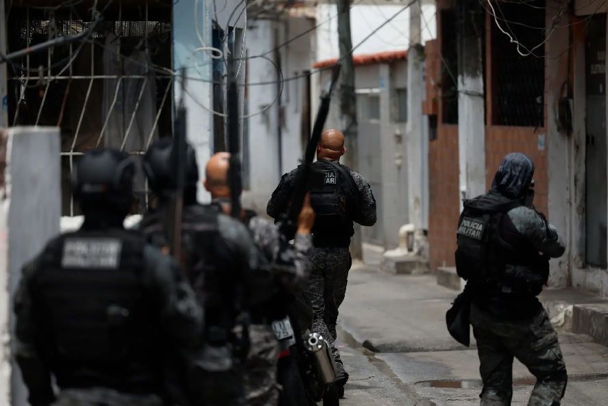 रियो डी जेनेरियो में 28 अक्टूबर को कमांडो वर्मेलो ड्रग कार्टेल के खिलाफ सैन्य और पुलिस अभियान शुरू किया गया। फोटो - ग्लोबो टीवी (फोल्हा डी एस.पाउलो अखबार से रियो डी जेनेरियो में 28 अक्टूबर को कमांडो वर्मेलो ड्रग कार्टेल के खिलाफ सैन्य और पुलिस अभियान शुरू किया गया। फोटो - ग्लोबो टीवी (फोल्हा डी एस.पाउलो अखबार से