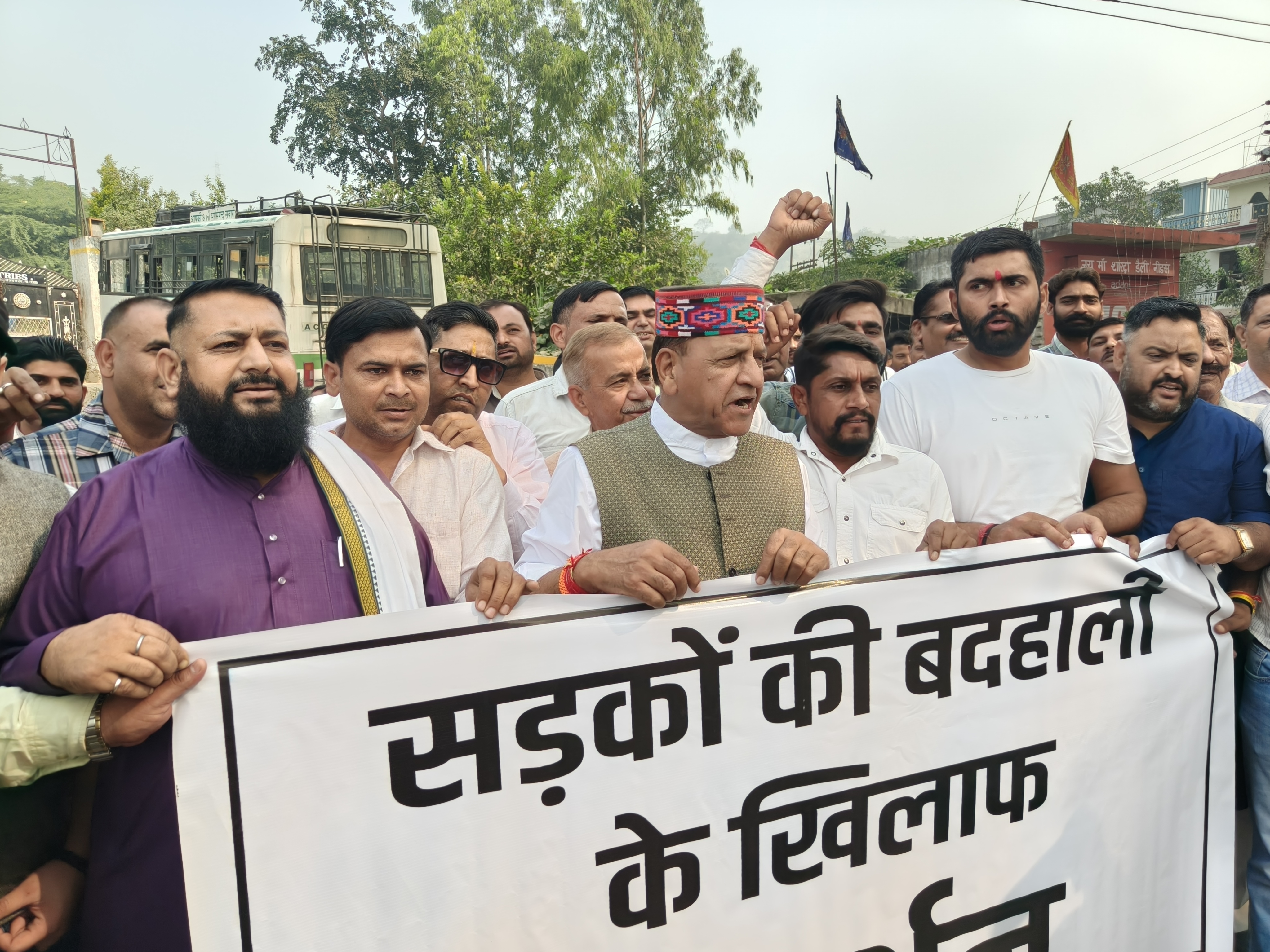 नाहन काला आम सड़क को लेकर भाजपा का प्रदर्शन नाहन काला आम सड़क को लेकर भाजपा का प्रदर्शन