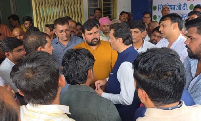 मौके पर मौजूद लोग