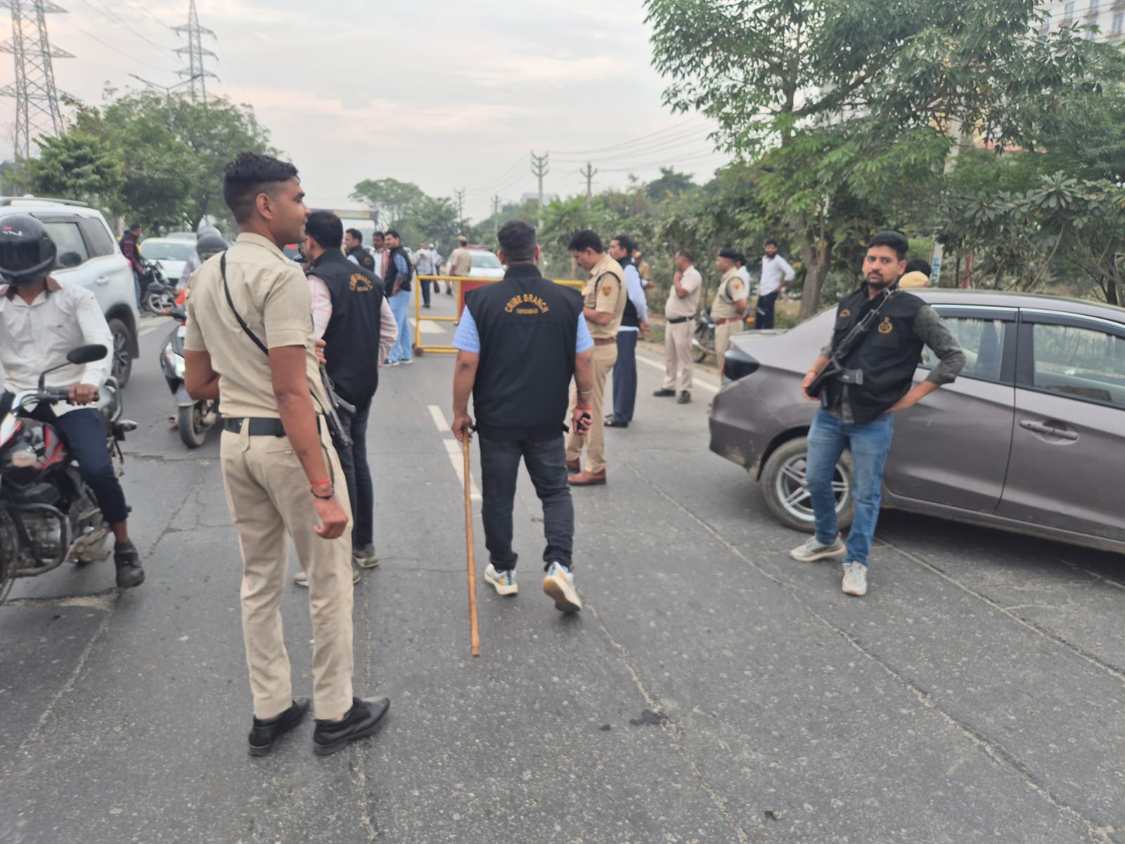 नाकाबंदी के दौरान जांच करती पुलिस की टीम