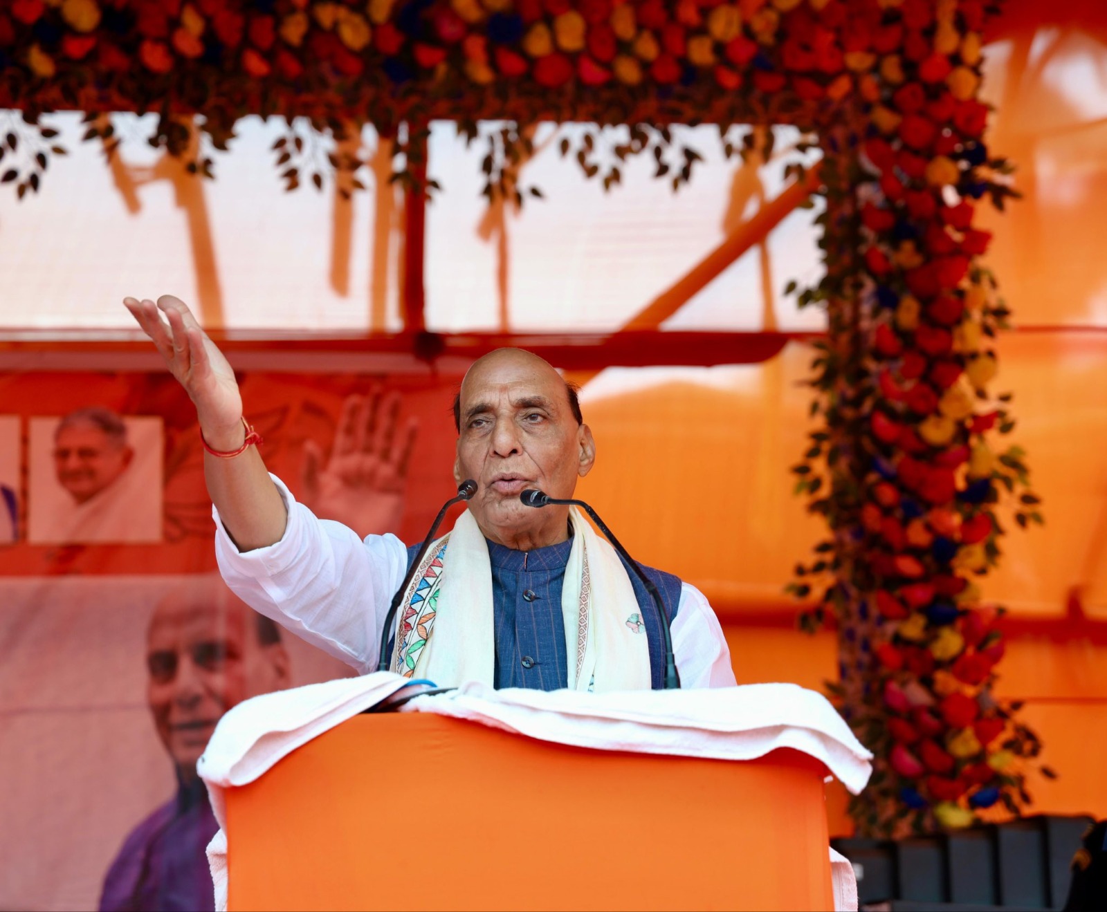 दरभंगा जिले के हयाघाट में बुधवार को चुनावी जनसभा को संबोधित करते राजनाथ सिंह। दरभंगा जिले के हयाघाट में बुधवार को चुनावी जनसभा को संबोधित करते राजनाथ सिंह।