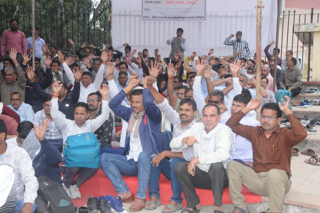 विभिन्न मांगों को लेकर दिव्यांग कर्मचारियों ने दिया शहीद स्मारक पर धरना विभिन्न मांगों को लेकर दिव्यांग कर्मचारियों ने दिया शहीद स्मारक पर धरना